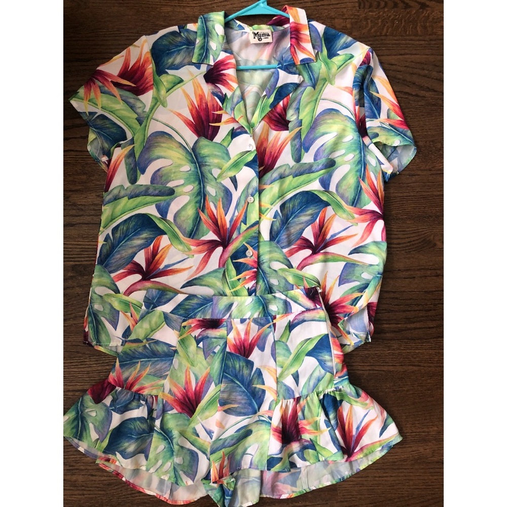 Show me your mumu Hawaiian set never worn.